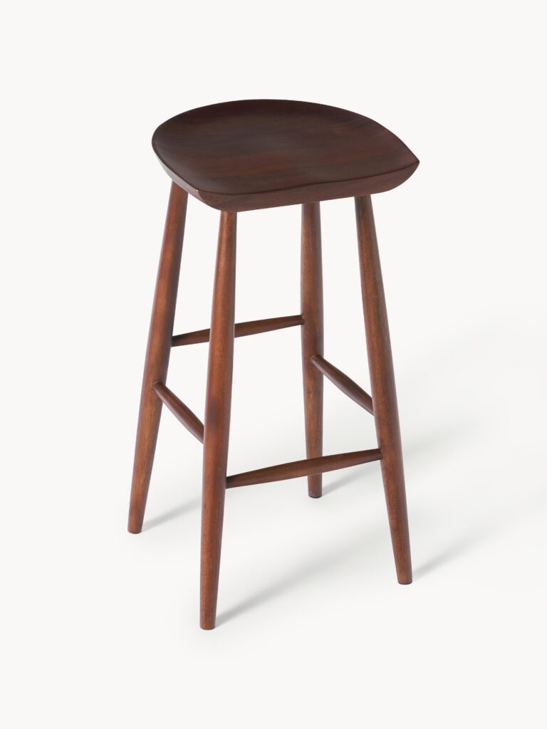 Tamsaus mangų medžio baro kėdė Nino, minimalistinio dizaino, su lakuotu paviršiumi ir ergonomiška sėdyne, balta fone.