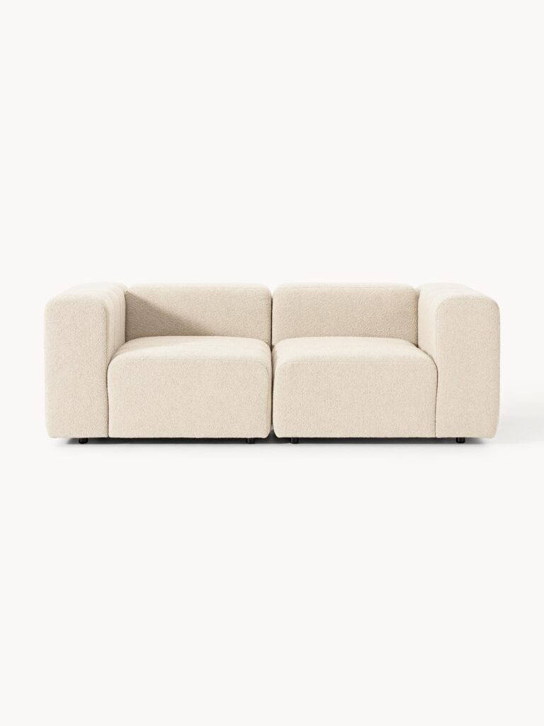 Šviesios spalvos modulinė sofa LENA su apvaliomis formomis, bouclé audiniu ir minimalistiniu dizainu, rodoma iš priekio ant šviesaus fono.