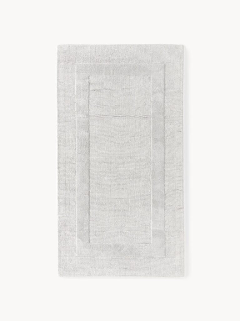 Šviesiai pilkas rankomis austas medvilninis kilimas Dania su aukšta-žema struktūra, 160 x 230 cm, minimalistinio dizaino.