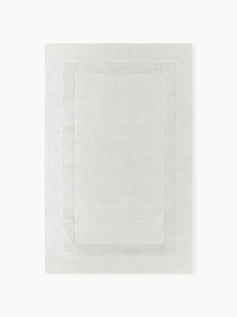 Šviesiai pilkas rankomis austas medvilninis kilimas Dania, 200x300 cm, su aukšta-žema struktūra ir subtiliu geometriniu dizainu.