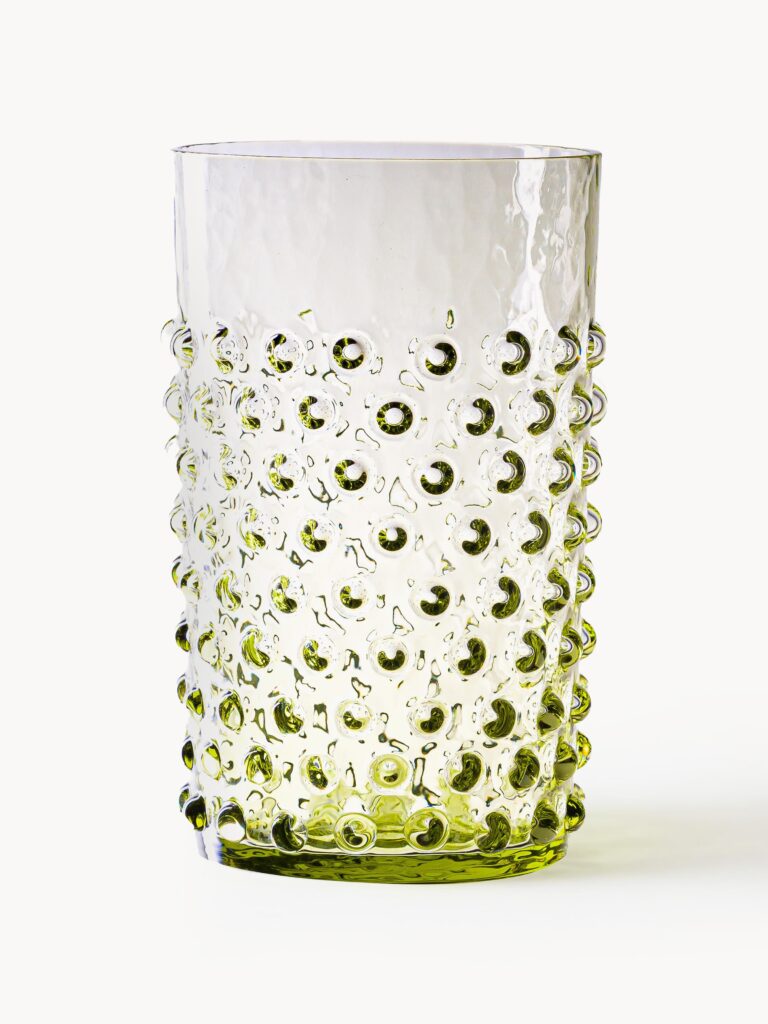 Rankomis pūsto stiklo žalia vandens stiklinė Hobnail, 200 ml, su išskirtine tekstūra ir elegantišku dizainu, minimalistiniame fone.