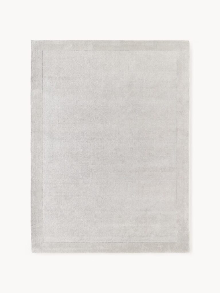 Pilkas trumpo plauko kilimas „Kari“, 300x400 cm, stačiakampio formos, minimalistinio dizaino, pagamintas iš 100% poliesterio.