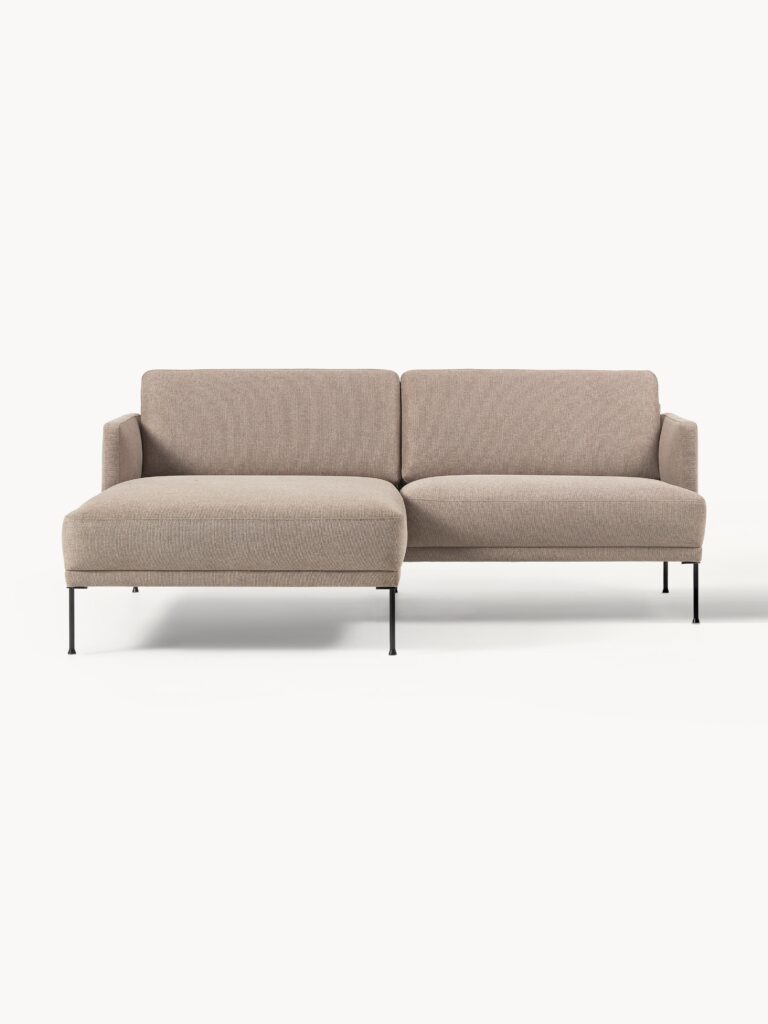 Maža kampinė sofa Fluente su rusvu audiniu ir juodomis matinėmis kojomis, kairinis kampas, minimalistinis dizainas.