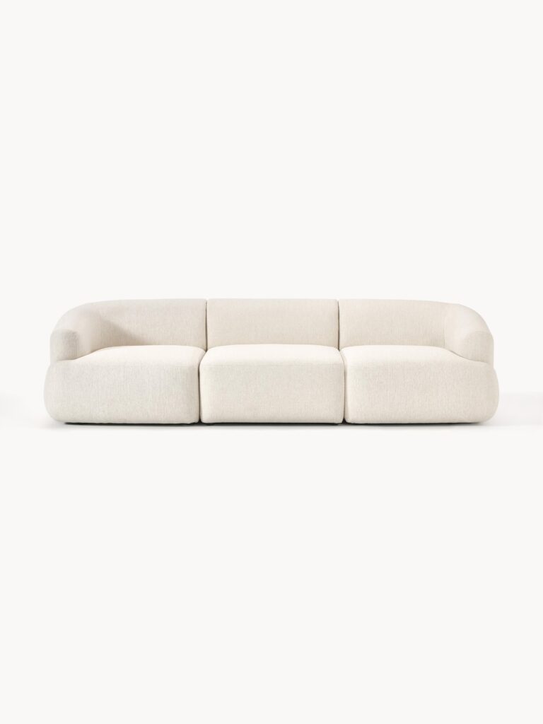 Kreminės baltos spalvos trivietė modulinė sofa Sofia su apvalintomis formomis, pagaminta iš polipropileno, matoma iš priekio ant šviesaus fono.