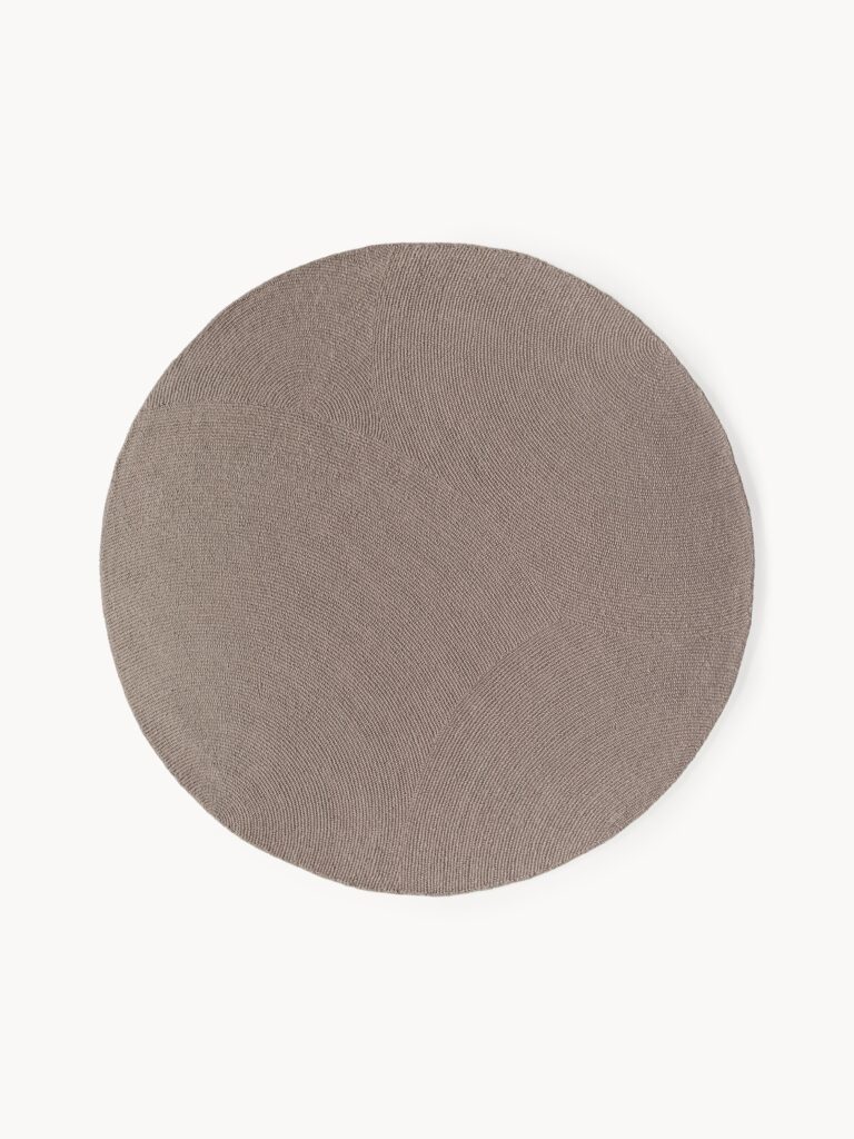 Apvalus vilnos kilimas Eleni, Ø 250 cm, taupe spalvos, rankų darbo tekstūra, matomas iš viršaus ant šviesaus fono.