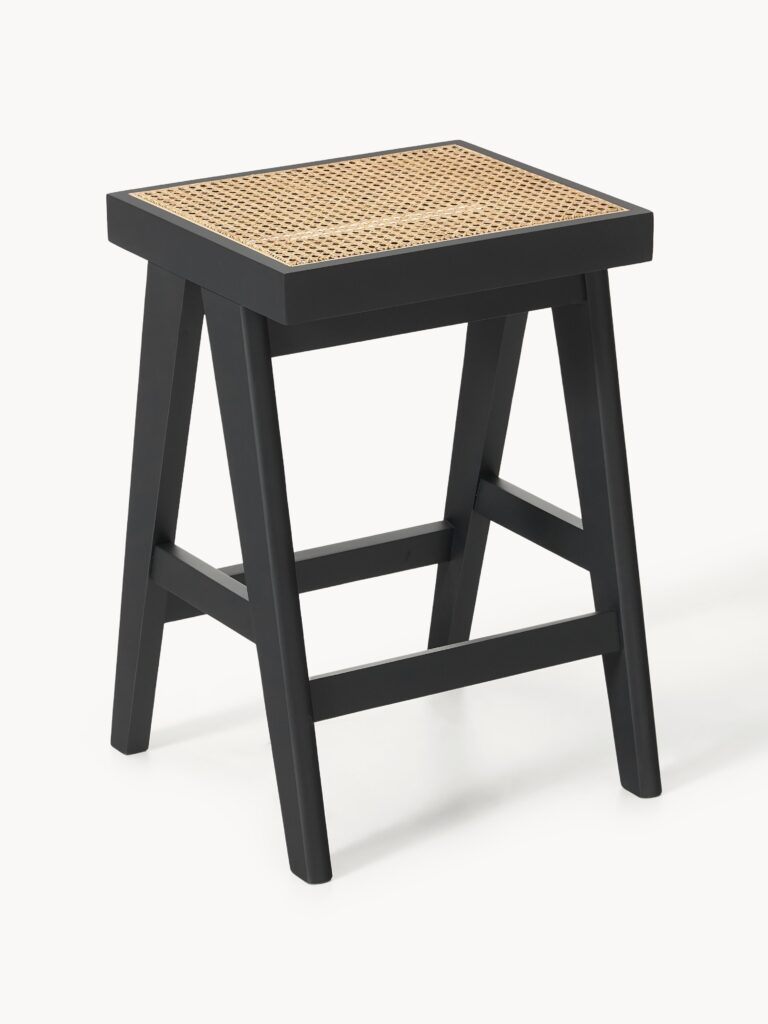 Baro kėdė Sissi, 65 cm, juodas ąžuolo rėmas, šviesiai smėlinė ratano sėdynė, minimalistinis dizainas, matoma iš priekio.
