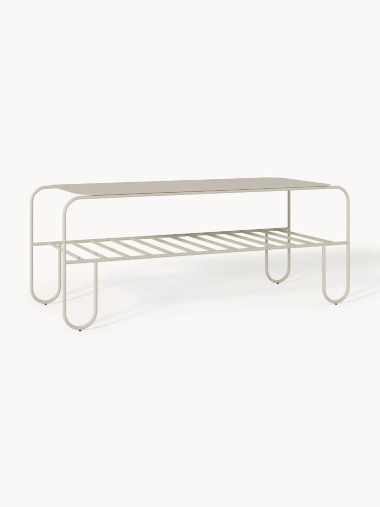 Šviesiai smėlinės spalvos metalinė batų lentyna Nash, minimalistinio dizaino, matoma iš šono, su dviem lygiais ir užapvalintais kraštais.