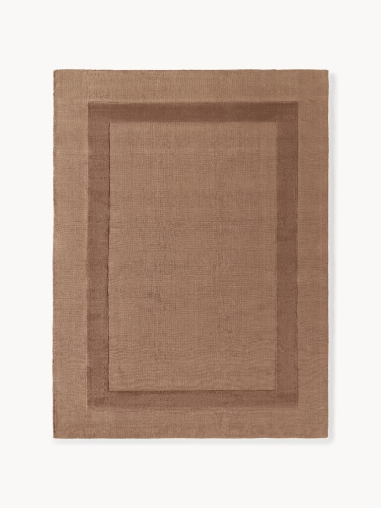 Šviesiai rudas medvilnės kilimas Dania, 300x400 cm, su subtiliu rėmelio dizainu, pagamintas iš GRS sertifikuotos medžiagos.