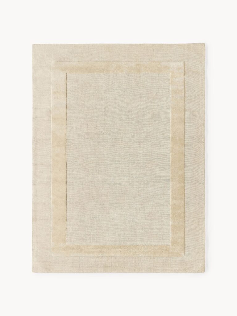 Smėlio spalvos medvilnės kilimas Dania, 300x400 cm, su subtiliu rėmelio dizainu, pagamintas iš GRS sertifikuotos medžiagos.