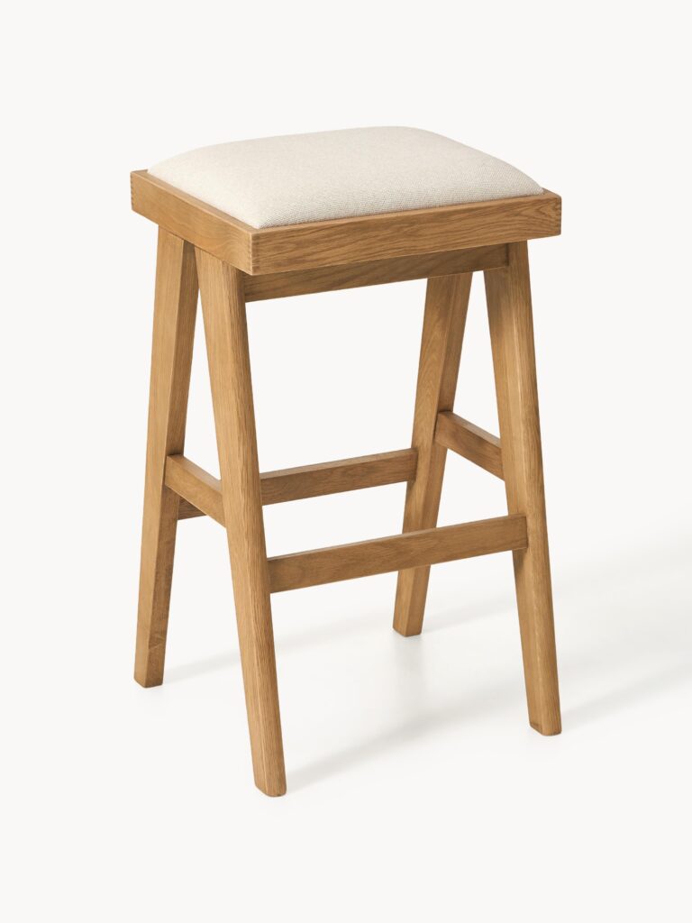 Paminkštinta baro kėdė „Sissi“, 75 cm aukščio, šviesaus medžio rėmas, kremine balta apmušalu, minimalistinis dizainas.
