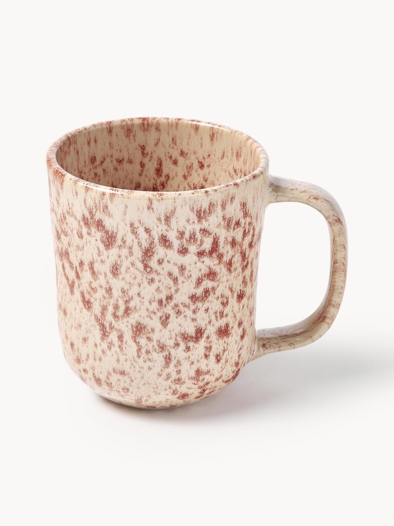 Šviesiai smėlinis rankų darbo puodelis Bernardo su vyno raudonais taškeliais, akmens masė, Ø 9 cm, 410 ml talpa.