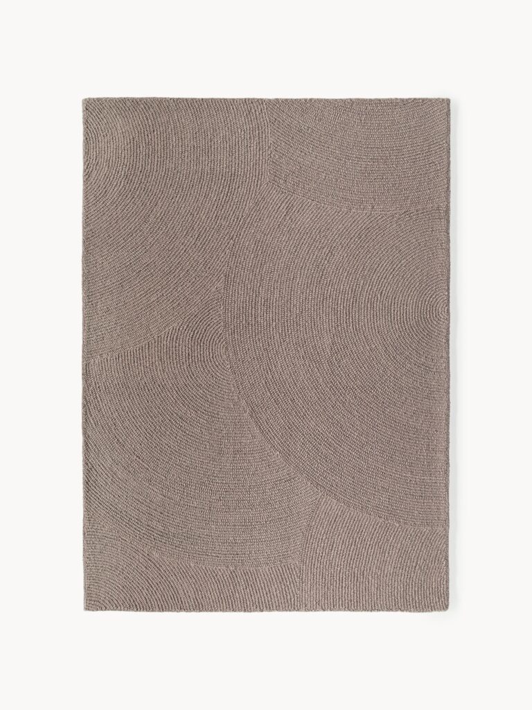 Rankų darbo vilnos kilimas Eleni, 160x230 cm, taupe spalvos, su geometriniu raštu ir subtilia tekstūra, matomas iš viršaus.