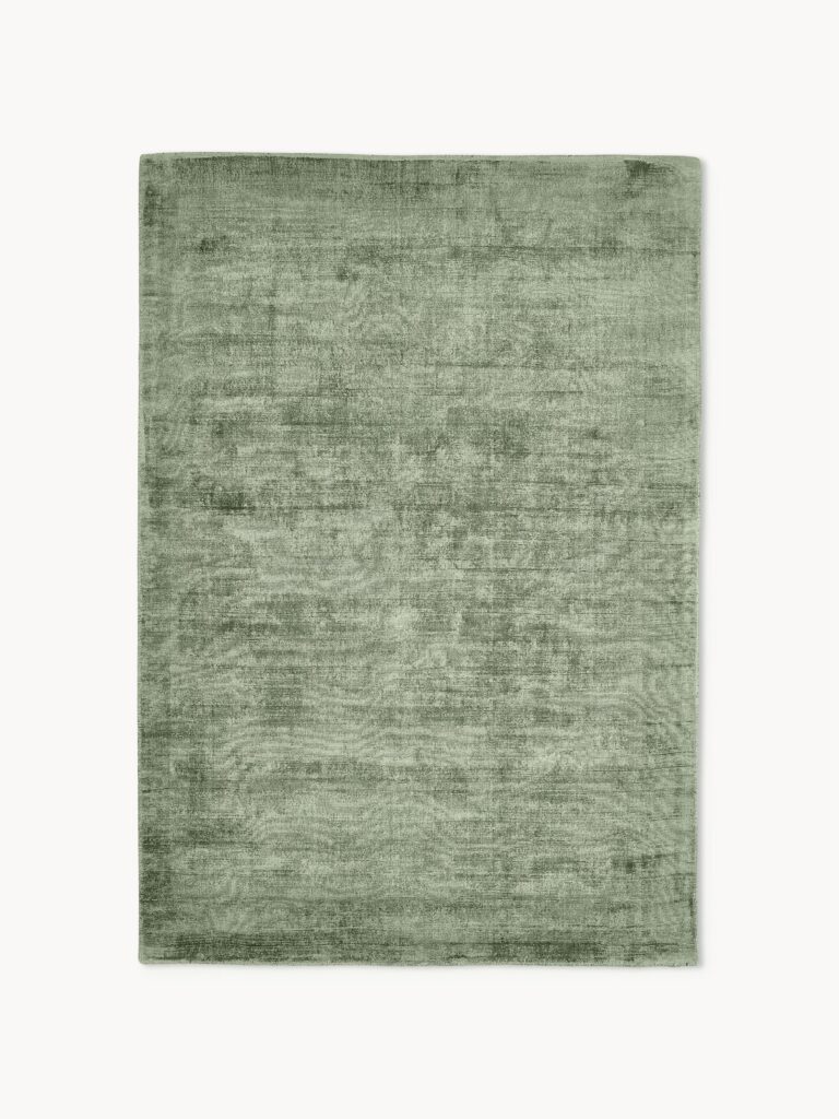 Tamsiai žalias rankų darbo viskozės kilimas Jane, 160x230 cm, subtiliai blizgantis ir melanžinės tekstūros, matomas iš viršaus.
