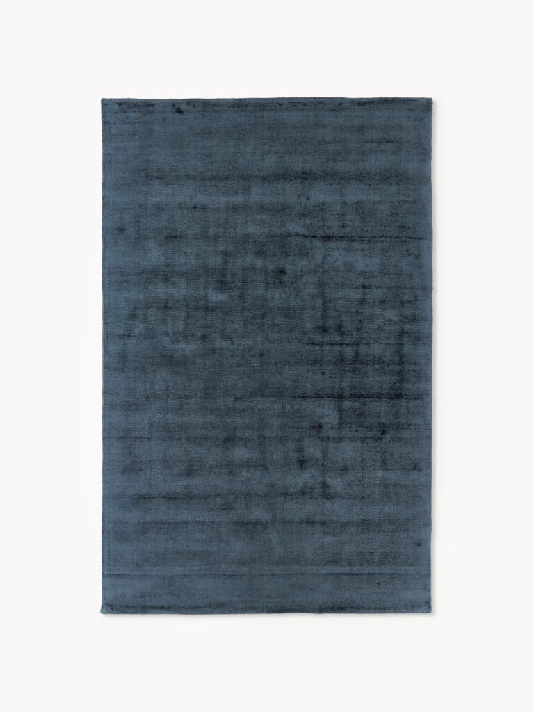 Tamsiai mėlynas rankų darbo viskozės kilimas Jane, 200x300 cm, subtiliai blizgantis ir melanžinės tekstūros, matomas iš viršaus.