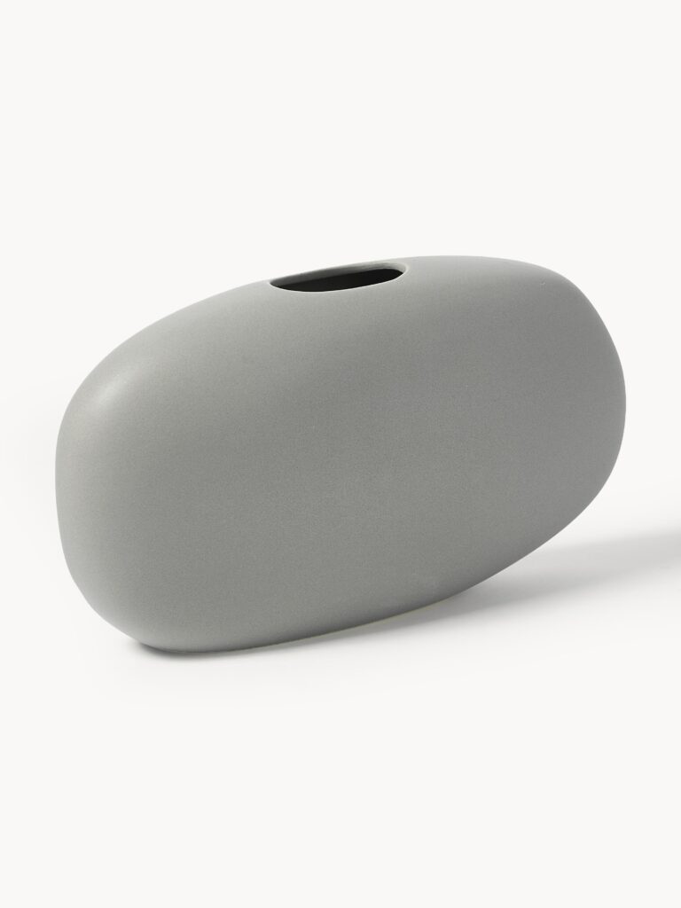 Pilka matinė vaza Cobble, 18 cm, organiškos akmens formos, pagaminta iš akmens masės, elegantiškai minimalistiniame stiliuje.