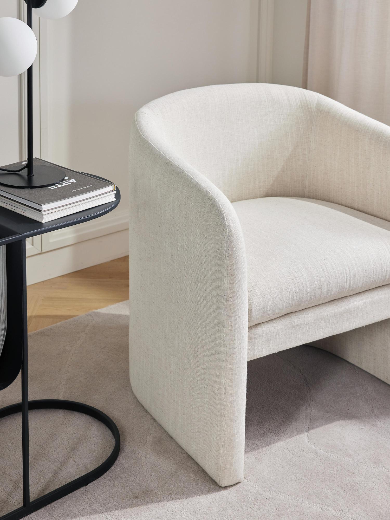 Šviesiai smėlinis laisvalaikio fotelis „Mairo“ su FSC sertifikuotu pušies rėmu, moderniame interjere.