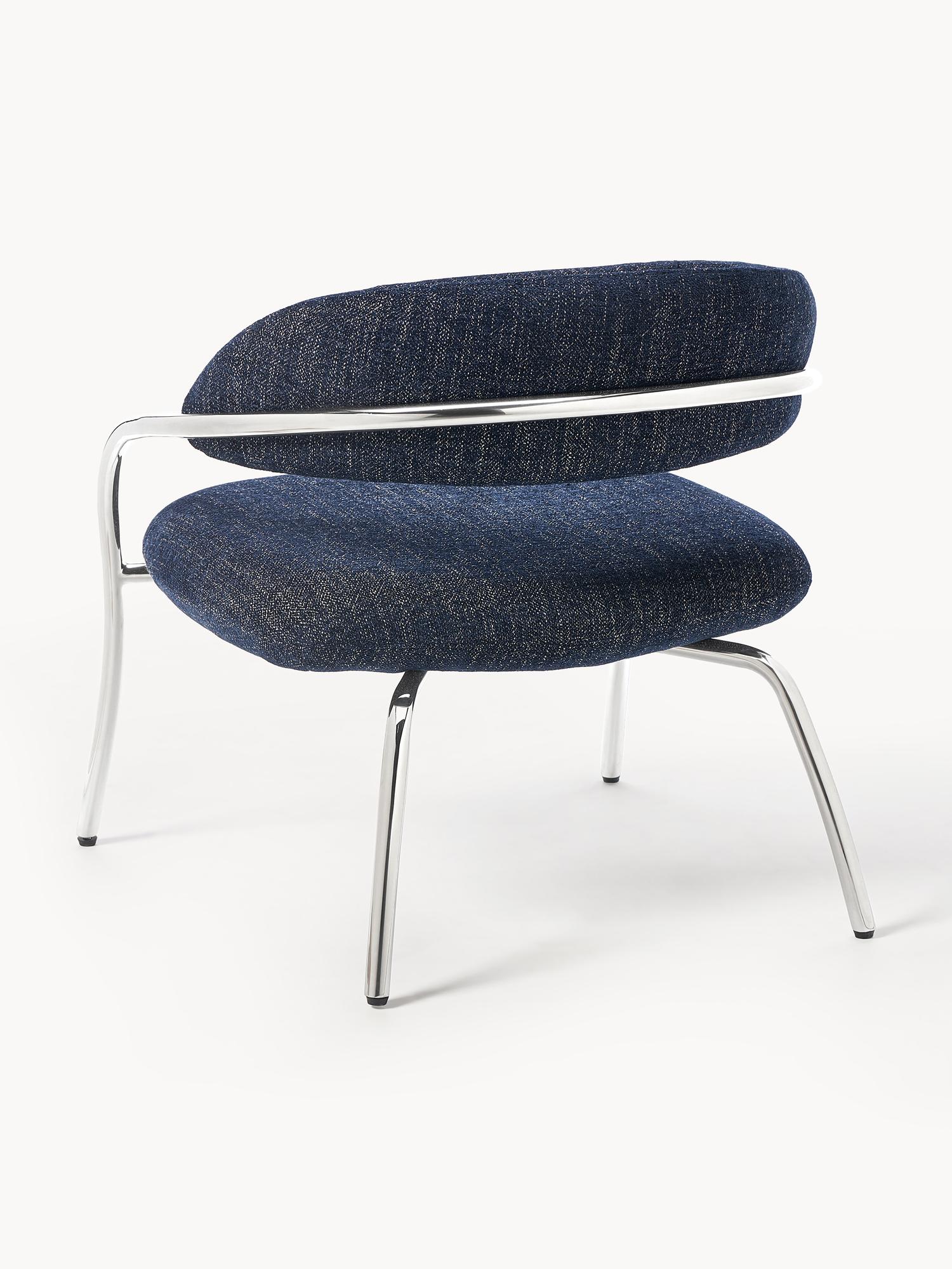 Tamsiai mėlyna Bouclé audinio kėdė Dodo su blizgiu sidabriniu metaliniu rėmu, modernus dizainas ir ergonomiška forma.