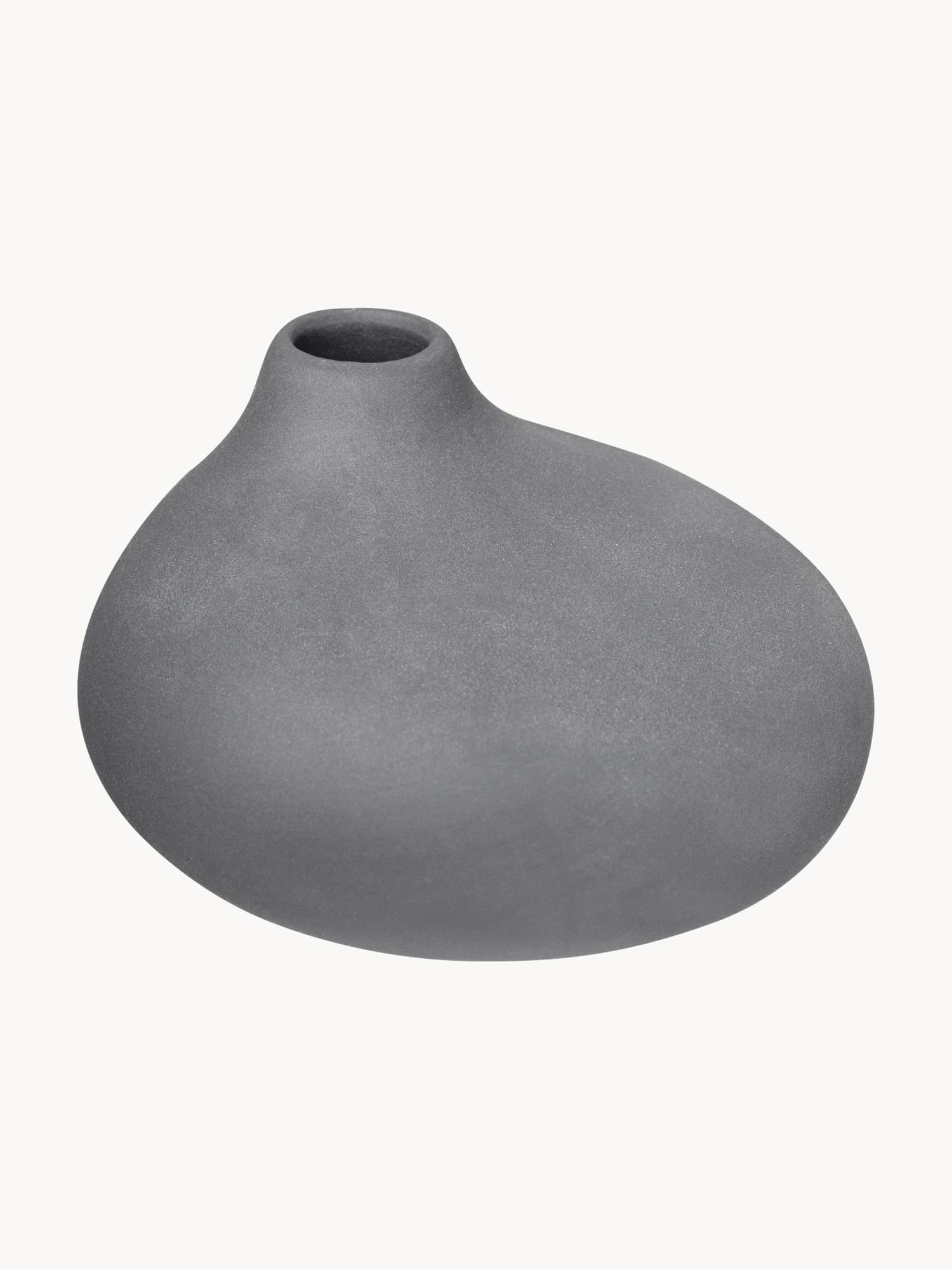 Tamsiai pilka matinė porcelianinė vaza Nona, ovalios formos, minimalistinio dizaino, idealiai tinkanti moderniam interjerui.