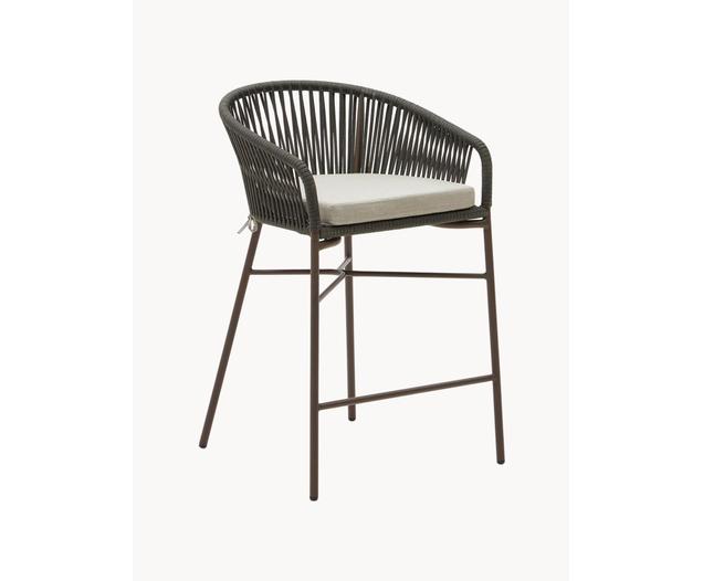 Aukšta lauko kėdė Yante su juodu metaliniu rėmu, virviniu atlošu ir šviesiai smėlio spalvos paminkštinta sėdyne.