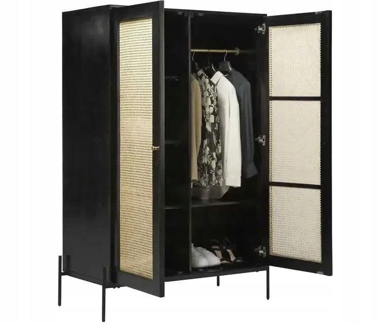 Juodos spalvos Vienos stiliaus spinta su atviromis durimis, dekoruota Vienos pynės raštu, viduje matomi drabužiai ir lentynos.