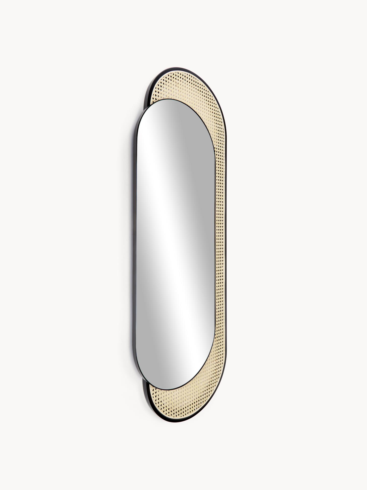 Ovalus sieninis veidrodis Esma su ratanu, juodas ir kreminis, matomas iš priekio, elegantiškas dizainas.