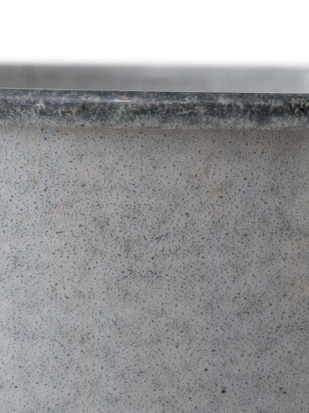 Metalinio vazonų rinkinio „Sakura“ tekstūra, balta spalva, miltelinis padengimas.