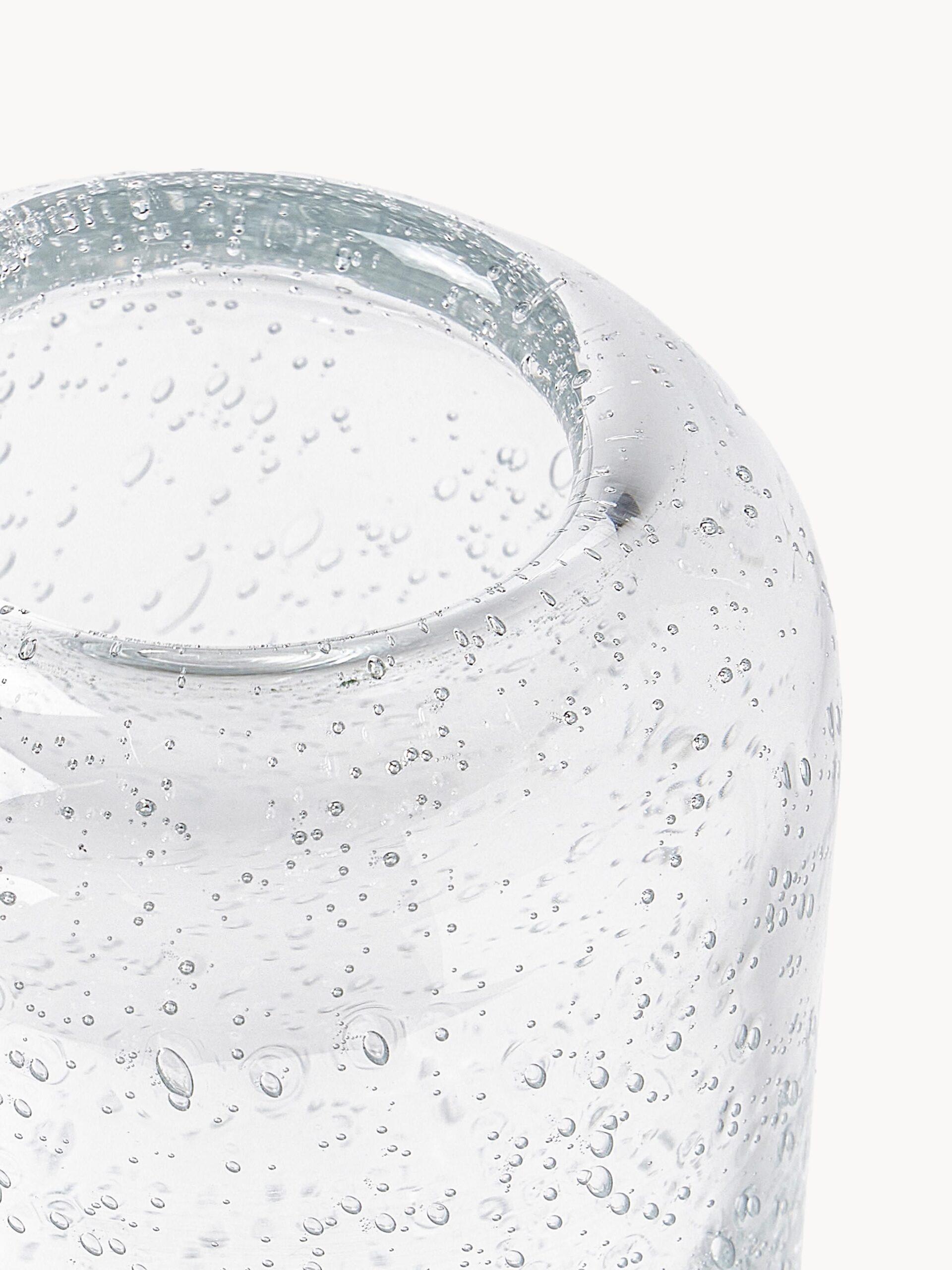 Skaidri maža vaza Dylla su oro burbuliukais, pagaminta iš soda kalkių stiklo, detalus tekstūros vaizdas, Ø 8x16 cm.